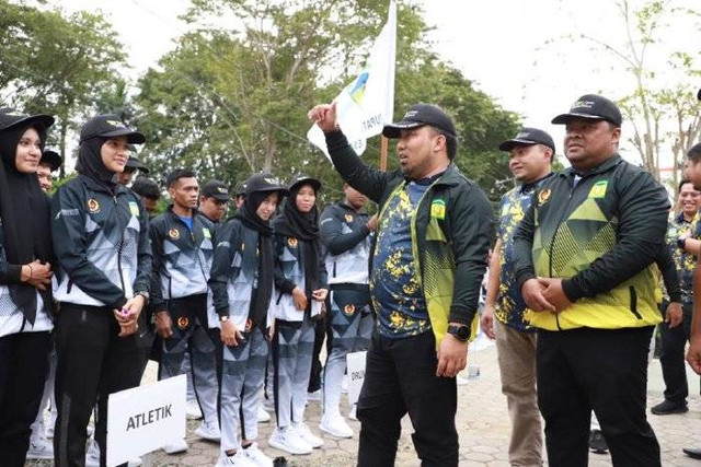 Pj Bupati Aceh Besar Muhammad Iswanto melepas kontingen atlet yang mengikuti Pekan Olahraga Aceh (PORA) XIV Tahun 2022 di Kabupaten Pidie. Foto: Pemkab Aceh Besar