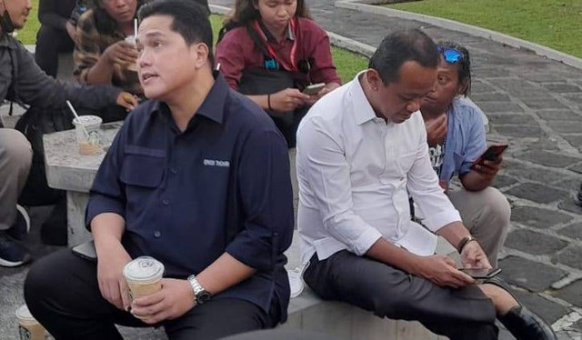 Erick Thohir dan Bahlil Lahadalia bercengkerama bersama wartawan di pelataran Pendopo Agung Royal Ambarrukmo, Yogya. Foto: Widi Erha Pradana
