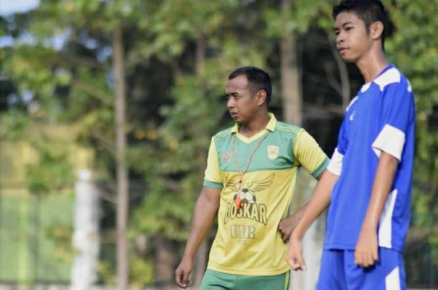 Latihan bola bersama salah seorang dosen olahraga di universitas negeri gorontalo Foto: Taufik Gattuso