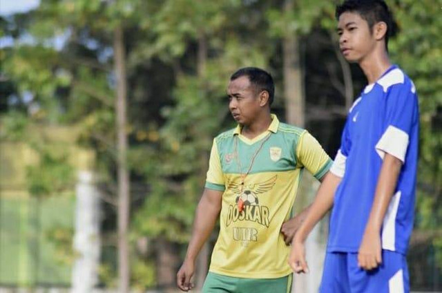 Latihan sepakbola bersama salah seorang Dosen Olahraga di Universitas Negeri Gorontalo Foto: Taufik Gattuso