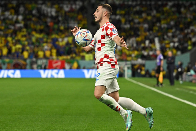 Pemain Timnas Kroasia Josip Juranovic saat melawan Timnas Brasil pada pertandingan perempat final Piala Dunia 2022 Qatar di Education City Stadium, Doha, Qatar. Foto: Dylan Martinez/REUTERS