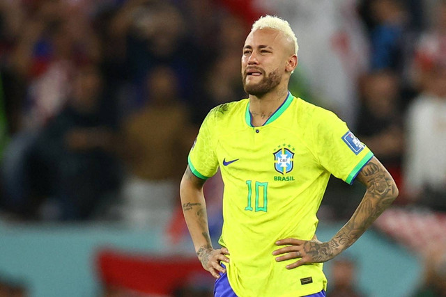 Pemain Timnas Brasil Neymar terihat usai kalah dari Kroasia pada pertandingan perempat final Piala Dunia 2022 Qatar di Education City Stadium, Doha, Qatar. Foto: Hannah McKay/REUTERS
