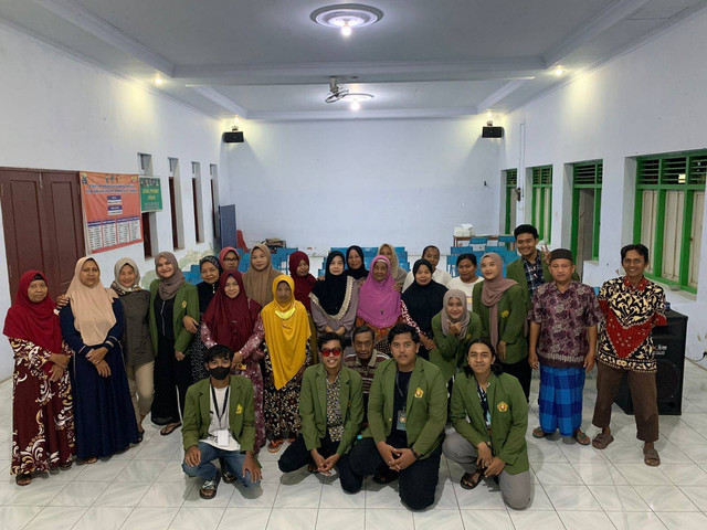 Foto bersama para pelaku UMKM Desa Banjaragung. Kredit foto: Hafizh Kennandya/KKN-T Kelompok 1 UPNVJT