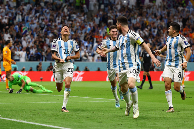Selebrasi pemain Timnas Argentina Nahuel Molina usai mencetak gol ke gawang Timnas Belanda pada pertandingan perempat final Piala Dunia 2022 Qatar di Stadion Lusail, Doha, Qatar. Foto: Kai Pfaffenbach/REUTERS