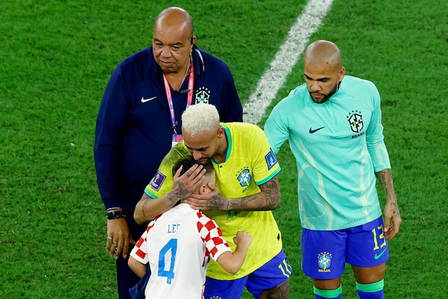 Pemain Timnas Brasil Neymar memeluk anak Ivan Perisic usai laga kontra Kroasia di perempat final Piala Dunia 2022 Qatar di Education City Stadium, Doha, Qatar. Foto: Lee Smith/REUTERS