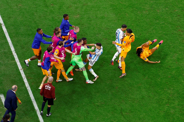 Keributan saat laga Timnas Argentina melawan Timnas Belanda pada pertandingan perempat final Piala Dunia 2022 Qatar di Stadion Lusail, Doha, Qatar. Foto: Peter Cziborra/REUTERS