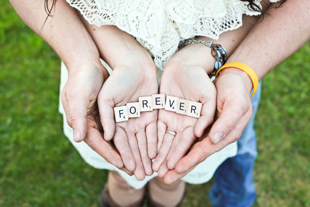 Ilustrasi Caption Instagram Suami Istri. Foto: Unsplash/Gabby Orcutt.