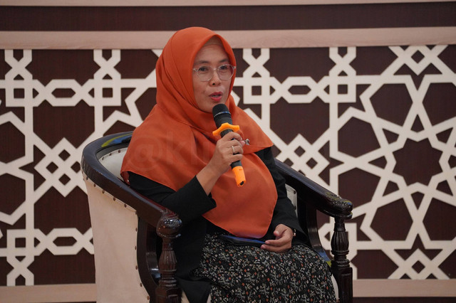Dr. Dini Yuniarti, CIQnR. Dekan Fakultas Ekonomi dan Bisnis (FEB) Universtias Ahmad Dahlan (UAD) pada seminar nasional Milad ke-62 (Foto: Bidang Humas dan Protokol)