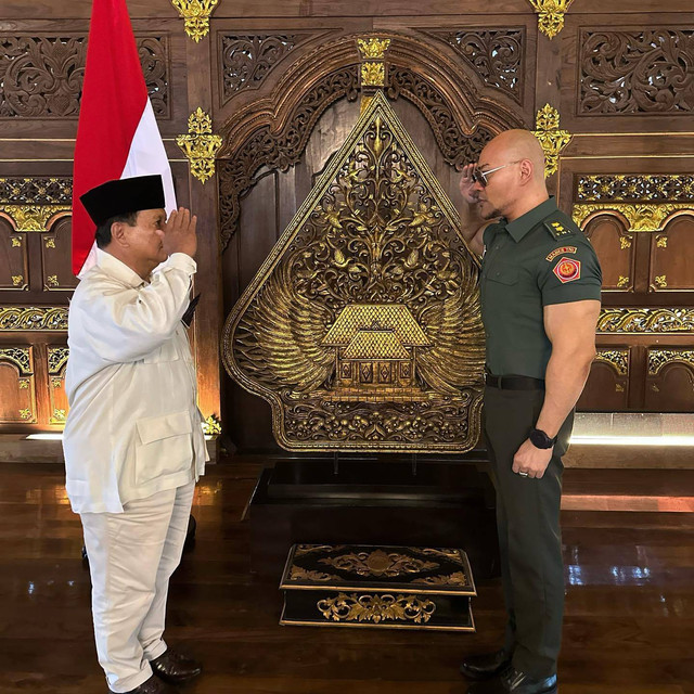 Deddy Corbuzier saat menerima pangkat Letnan Kolonel Tituler Angkatan Darat oleh Menhan Prabowo Subianto. Foto: Instagram/@mastercorbuzier