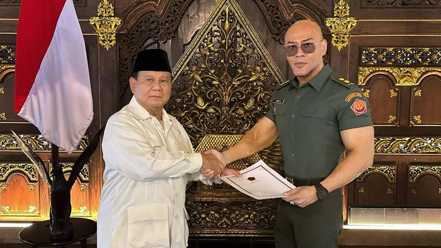 Deddy Corbuzier saat menerima pangkat Letnan Kolonel Tituler Angkatan Darat oleh Menhan Prabowo Subianto. Foto: Instagram/@mastercorbuzier
