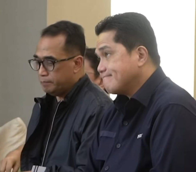 Menteri BUMN Erick Thohir (Kanan) dan Menhub Budi Karya Sumadi menyaksikan kekalahan Brasil yang mereka unggulkan dari Kroasia di Piala Dunia 2022. Foto: instagram/@erickthohir
