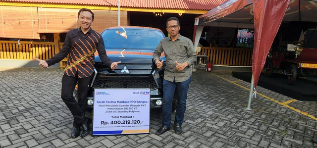 Serah Terima Banefit Satu Unit Mobil Xpander Oleh Pihak Bank BTN Kepada Rektor UMMU. Sumber: Kehumasan UMMU