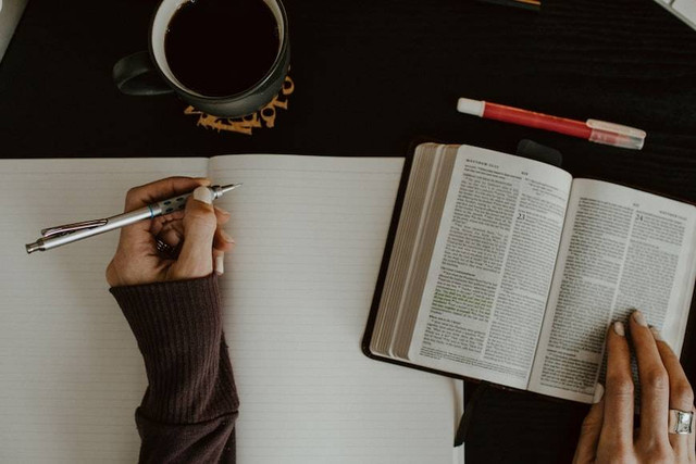 kata kata bijak untuk hiasan dinding kelas. sumber foto : unsplash/kelly.