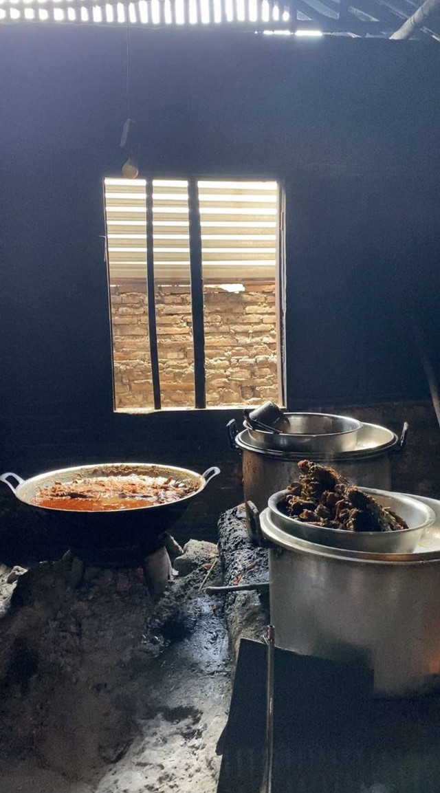 Konsep Dapur Terbuka di Mangut Lele Mbah Marto (Sumber: Dokumentasi Pribadi)