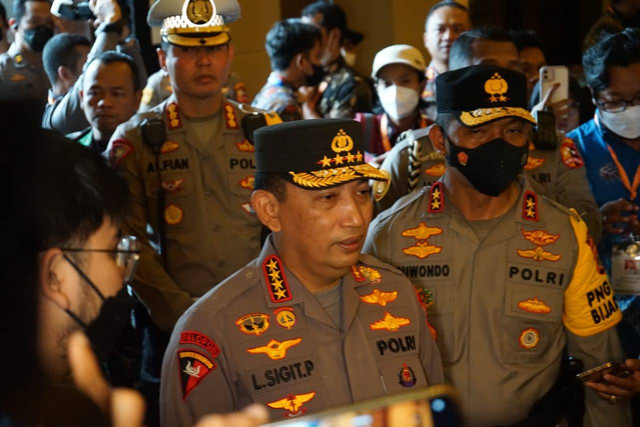 Kapolri Listyo Sigit melayani wawanacara wartawan di Royal Ambarrukmo, Yogya. Foto: Widi Erha Pradana