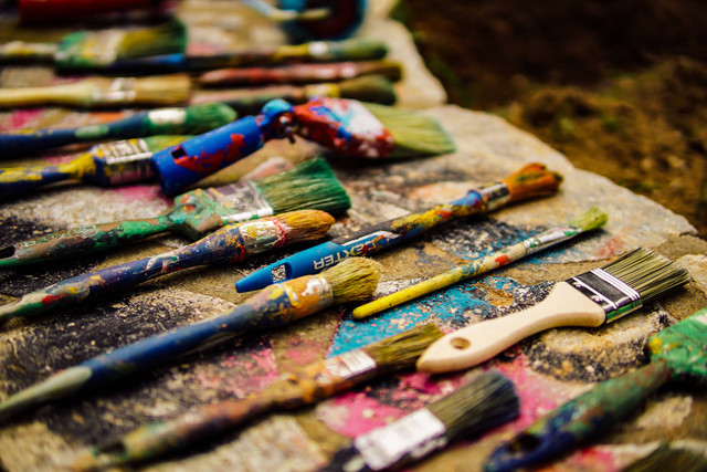 Ilustrasi Tuliskan tujuan berkarya seni lukis, sumber foto (Yannis Papanasta) by unsplash.com
