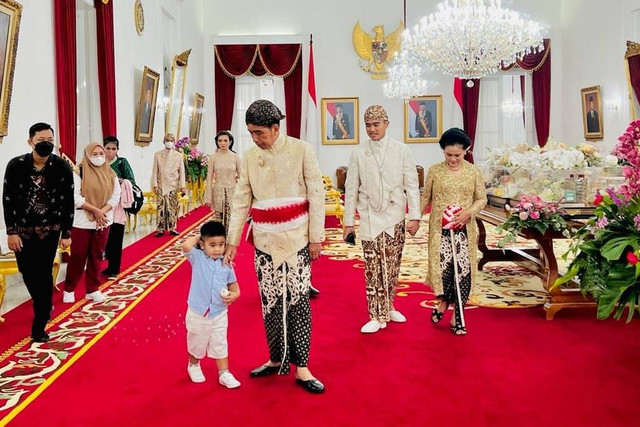 Presiden Jokowi bersama Ibu Negara Iriana Jokowi, dan keluarga besar bersiap untuk berangkat dari Gedung Agung Yogyakarta menuju Pendopo Royal Ambarukmo, Sabtu (10/12/2022). Foto: Laily Rachev/Biro Pers Sekretariat Presiden