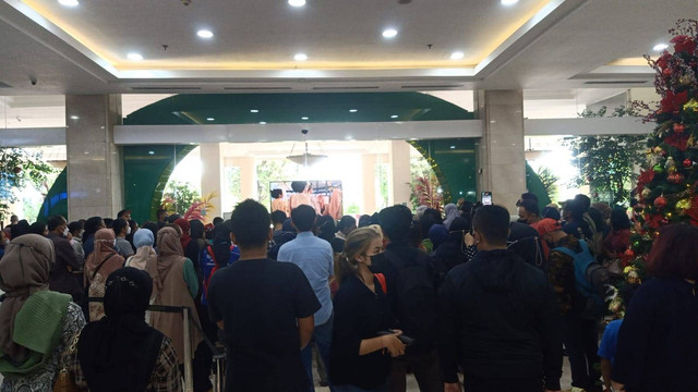 Pengunjung Amplaz nobar (nonton bareng) akad nikah Kaesang dan Erina Gudono, Sabtu (10/12/2022). Foto: istimewa