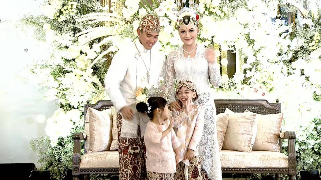 Jan Ethes Srinarendra dan Sedah Mirah saat mengantar cincin kepada Kaesang Pangarep dan dan Erina Gudono di Pendopo Royal Ambarrukmo Yogyakarta, Sabtu (10/12/2022). Foto: Youtube/Presiden Joko Widodo