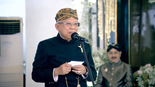 Wapres Ma'ruf Amin saat memberikan nasihat pernikahan kepada Kaesang Pangarep dan dan Erina Gudono di Pendopo Royal Ambarrukmo Yogyakarta, Sabtu (10/12/2022). Foto: Youtube/Presiden Joko Widodo