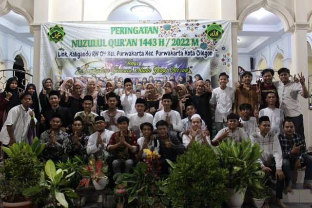 Remaja Masjid Al-Iman dan At-Takwa dan Para Pemuda dalam Kegiatan Memperingati Nuzulul Qur'an di Link. Kaligandu RW 04 Kel/Kec Purwakarta Kota Cilegon, Banten. 1443 H/2022 M
