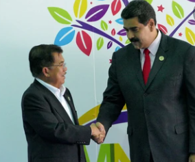 Foto diatas merupakan Wakil Presiden Indonesia Jusuf Kalla dan Presiden Venezuela Nicolas Maduro pada upacara pembukaan KTT Gerakan Non-Blok di Venezuela pada 17 September 2016. Foto diambil dari www.shutterstock.com