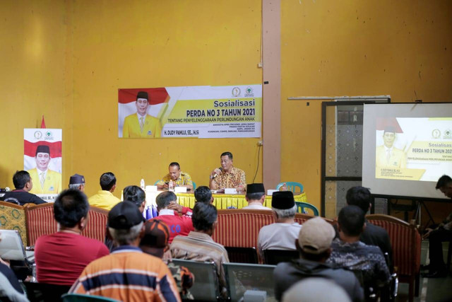 Anggota DPRD Jawa Barat, Dudy Pamuji saat sosialisasi Perda tentang Penyelenggaraan Perlindungan Anak di Kuningan, Jabar. (Andri)