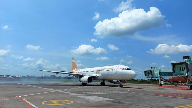 Pesawat mendarat di Bandara Adi Soemarmo, Solo. FOTO: Fernando Fitusia