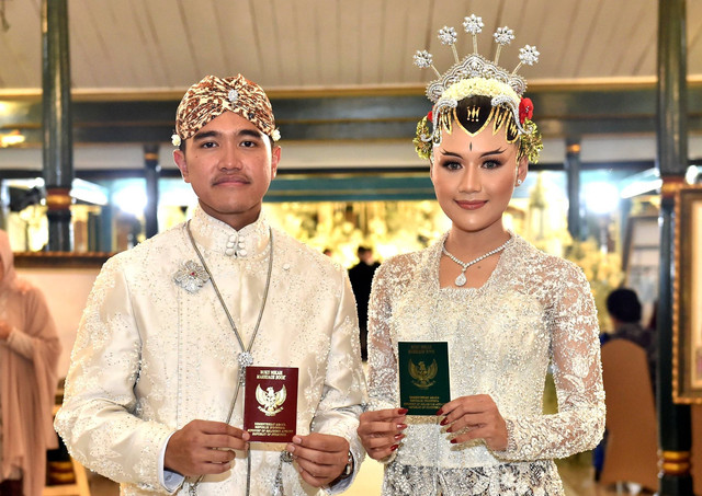 Putra bungsu Presiden Joko Widodo, Kaesang Pangarep (kiri) dan istrinya Erina Gudono menunjukkan buku nikah usai proses ijab kabul saat Akad Nikah di Royal Ambarrukmo, Sleman, D.I Yogyakarta, Sabtu (10/12/2022). Foto: Agus Suparto/Istana Presiden