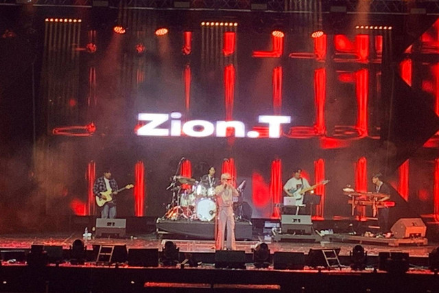 Penampilan Zion T di acara Saranghaeyo Indonesia 2022, Sabtu (10/12/2022). Foto: Mutiara Oktaviana/kumparan