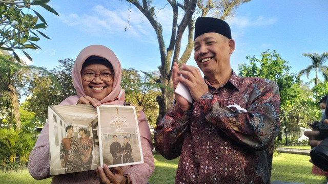 Tamu undangan tunjukkan suvenir pernikahan Kaesang dan Erina. Foto: Maria Wulan