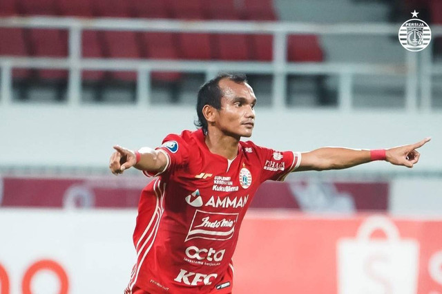 Pemain Persija Riko Simanjuntak berselebrasi usai mencetak gol saat lawan Persik pada pertandingan Liga 1, Sabtu (10/12/2022). Foto: Instagram/@persija