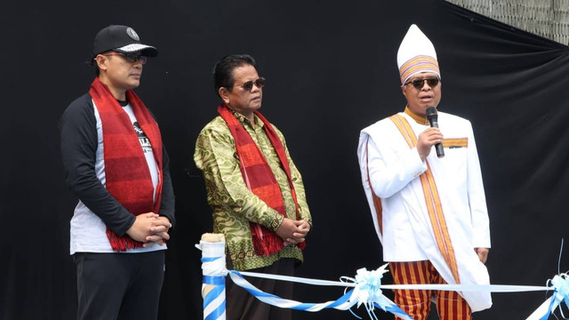 Sekretaris Daerah Provinsi Sulawesi Barat Muhammad Idris (berpakaian adat Mamasa) dan Bupati Mamasa Ramlan Badawi (tengah). Foto: Pemprov Sulbar
