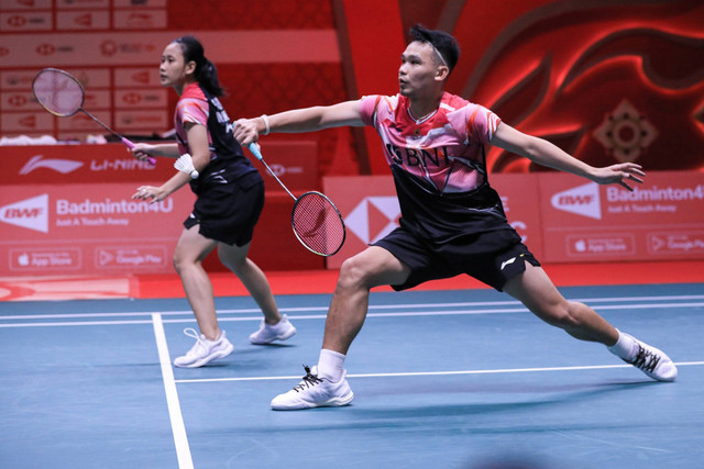Ganda campuran Indonesia, Rinov Rivaldy/Pitha Mentari, melawan Tom Gicquel/Delphine Delrue di fase grup BWF World Tour Finals di Nimibutr Arena, Bangkok, Thailand, Jumat (9/12/2022). Foto: Dok. PBSI