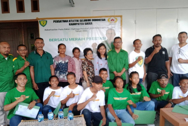 Keterangan foto:Pose bersama usai penyerahan bonus dan piagam penghargaan, Sabtu (10/12/2022).