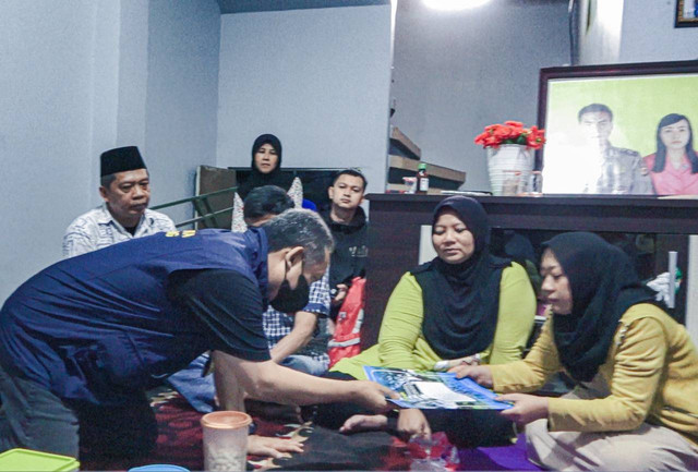 Wali Kota Bandung, Yana Mulyana Disela takziyah ke kediaman Almarhum Aiptu Anumerta Sofyan di Jalan Cibogo Kelurahan Sukarasa Kecamatan Sukasari Kota Bandung, Sabtu 10 Desember 2022.