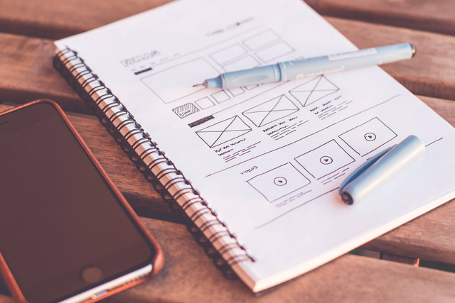 Foto oleh picjumbo.com: https://www.pexels.com/id-id/foto/notebook-di-samping-iphone-di-meja-196644/