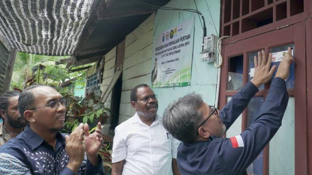 Pemasangan listrik sambungan baru di Kabupaten Nabire. (Foto PLN)