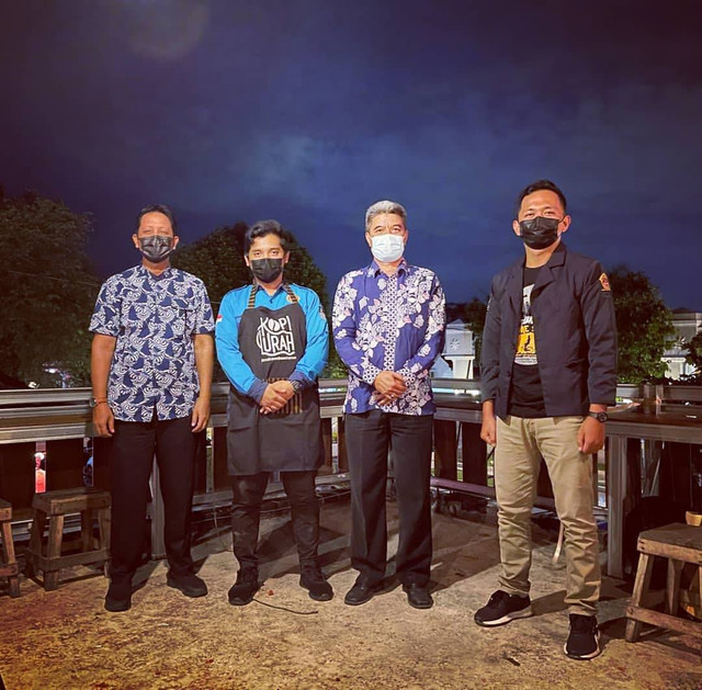 Foto bersama Lurah Sidokarto, Panewu Godean, dan perwakilan Karang Taruna Kabupaten Sleman saat malam launching Kopi Lurah pada Minggu (28/03/2021). (Sumber foto: Dokumentasi organisasi)