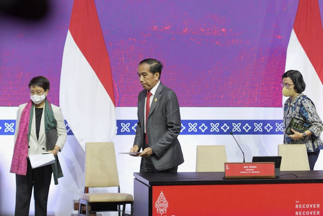 Sumber: Humas Sekretariat Kabinet RI/Rahmat (https://setkab.go.id/duo-srikandi-di-ktt-g20-indonesia-kisah-43-tahun-pertemanan-sri-mulyani-retno-marsudi/)
