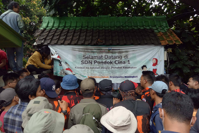 Wali murid SDN 1 Pondok Cina menghadang petugas Satpol PP yang hendak melakukan penertiban, Minggu (11/12/2022). Foto: Ananta Erlangga/kumparan