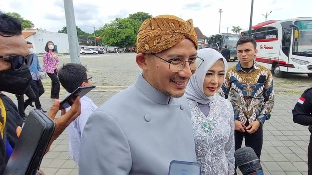 Menteri Pariwisata dan Ekonomi Kreatif, Sandiaga Uno, saat menghadiri pernikahan Kaesang di Solo, Minggu (11/12/2022). FOTO: Fernando Fitusia