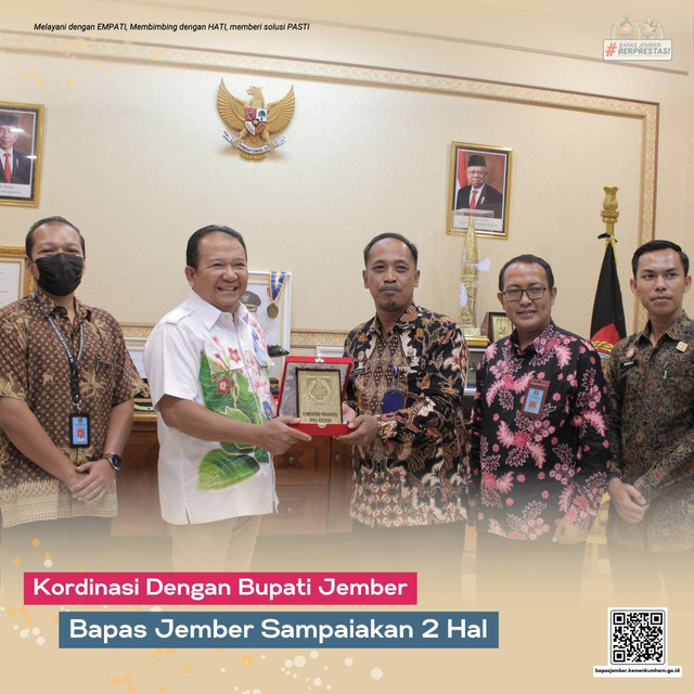 Bupati Jember, Hendy Siswanto, Menyerahkan Kenang-kenangan Kepada Bapas Jember