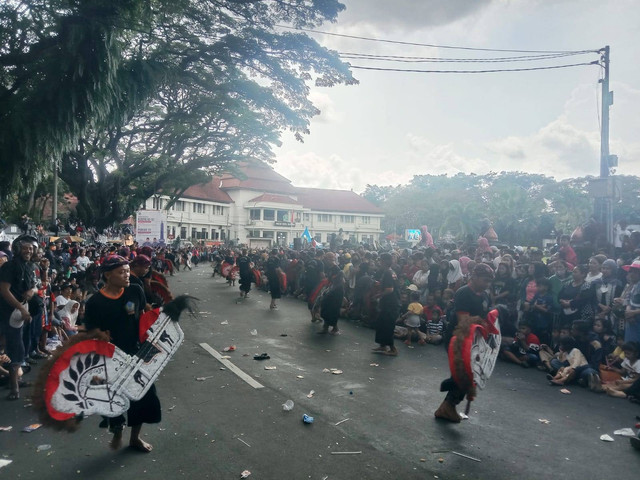 Penampilan seribu seniman Jaranan di Alun Alun Tugu Kota Malang. foto/Tugumalang/M Sholeh