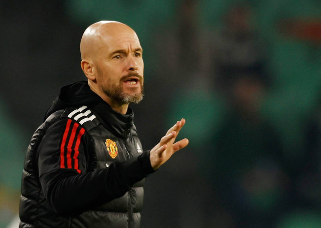 Manajer Manchester United Erik ten Hag bereaksi pada pertandingan persahabatan antara Real Betis melawan Manchester United di Estadio Benito Villamarin, Seville, Spanyol, 10 Desember 2022. Foto: Marcelo Del Pozo/REUTERS