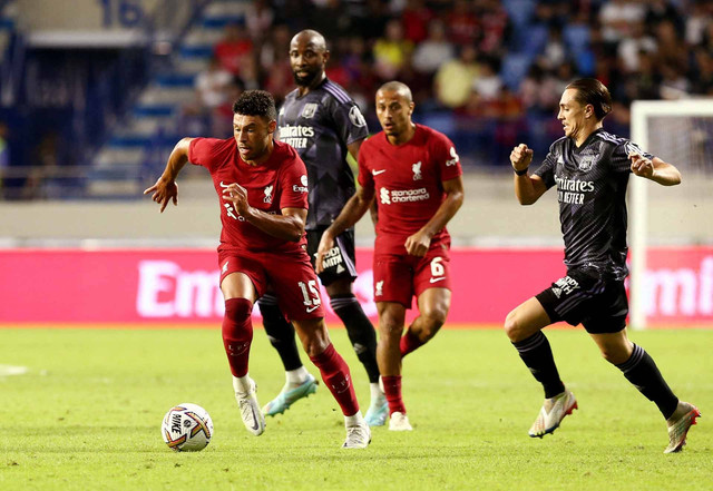 Alex Oxlade-Chamberlain dari Liverpool beraksi dengan Maxence Caqueret dari Olympique Lyonnais pada pertandingan persahabatan antara Liverpool melawan Olympique Lyonnais. Foto: Satish Kumar/REUTERS