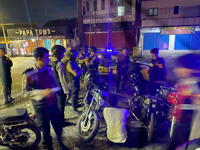 Patroli gabungan yang dilakukan di Bandar Lampung guna mencegah terjadinya tindak kejahatan di malam hari. | Foto : Polresta Bandar Lampung