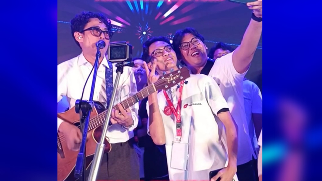 Komposer Alfath Flemmo Nyanyi Bareng Budi Doremi pada Acara Awarding Night Wirausaha Pertamina Pertamuda 2022, Hotel Hilton Jakarta Pusat, 7 Desember 2022. (dok. pribadi).
