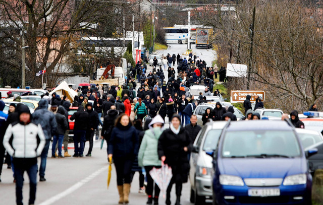 Warga Serbia Kosovo memblokir jalan dekat desa Rudine, Mitrovica Utara, Kosovo, Minggu (11/12/2022). Foto: Ognen Teofilovski/Reuters
