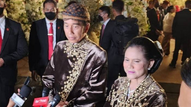 Presiden Jokowi didampingi Ibu Iriana menyampaikan ucapan terima kasih kepada masyarakat usai acara tasyakuran pernikahan Kaesang di Pura Mangkunegaran, Solo, Minguu (11/12/2022) malam. FOTO: Agung Santoso